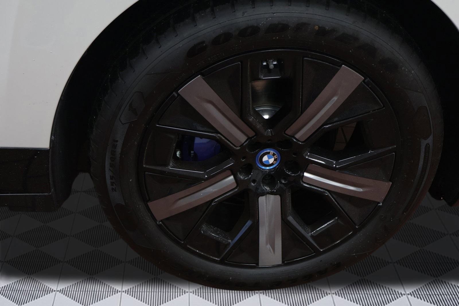 Used 2025 BMW iX xDrive50 w/ Premium Package image 9