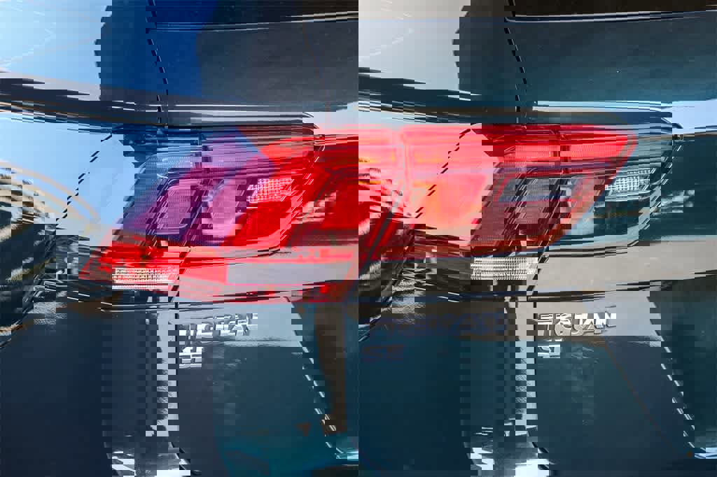 Used 2019 Volkswagen Tiguan SE w/ Panoramic Sunroof Package image 9