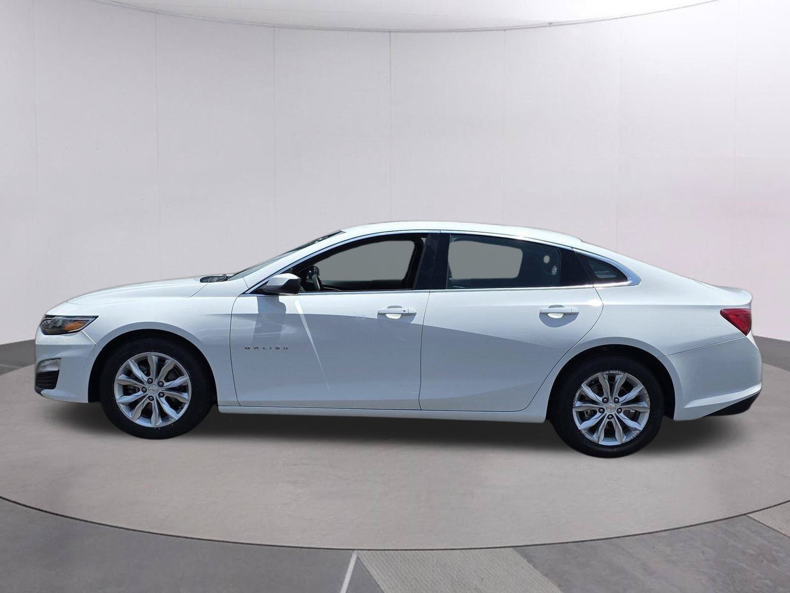 Used 2024 Chevrolet Malibu LT FWD image 2