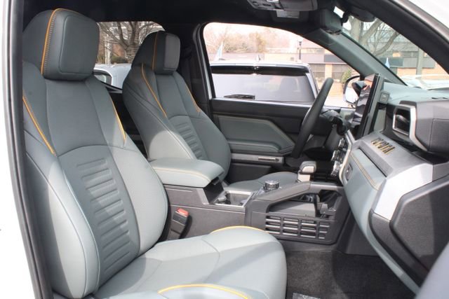 Used 2025 Toyota Tacoma Trailhunter image 31