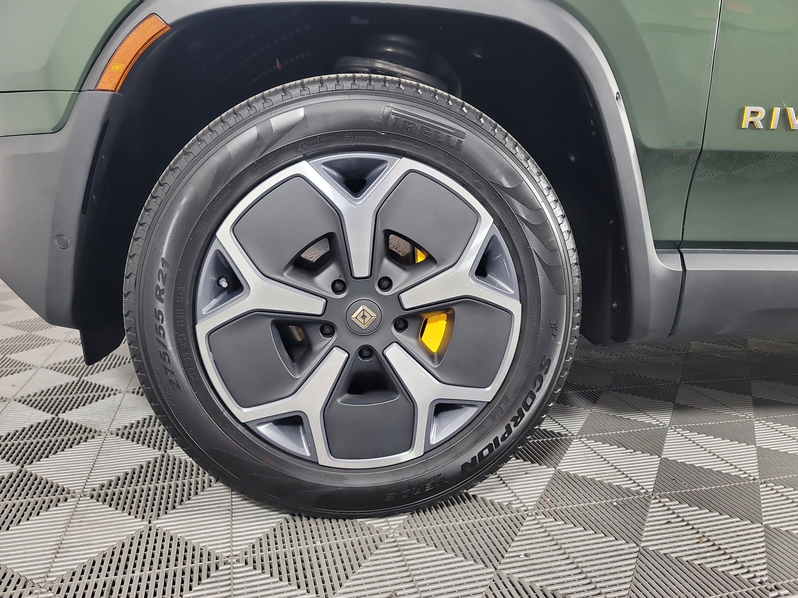 Used 2024 Rivian R1S Adventure AWD/4WD image 9