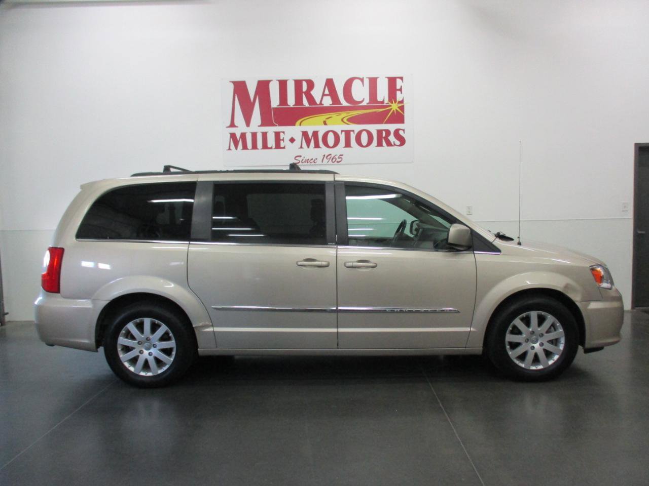Used 2014 Chrysler Town & Country Touring image 6