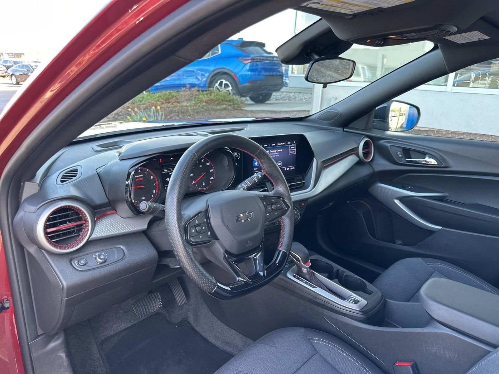 Used 2025 Chevrolet Trax RS w/ Sunroof Package image 17