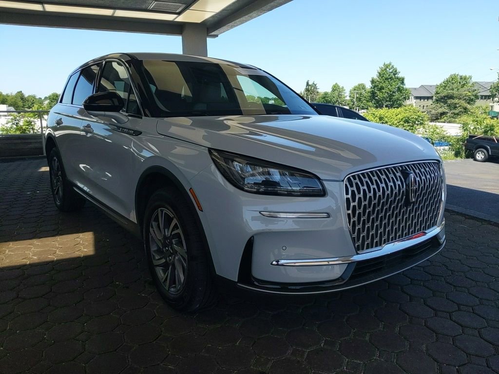Used 2025 Lincoln Corsair AWD w/ Equipment Group 101A image 4