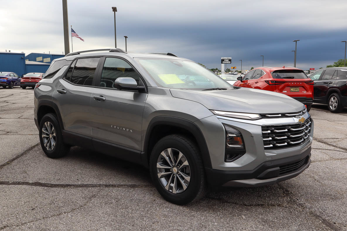 Used 2025 Chevrolet Equinox LT w/ Convenience Package II FWD image 3