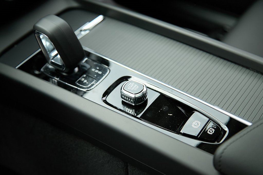 New 2025 Volvo XC60 B5 Core w/ Protection Package Premier image 16