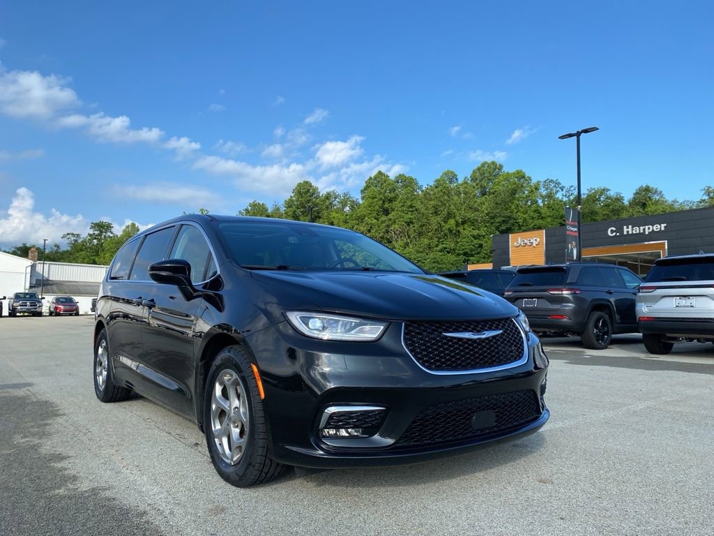 Used 2024 Chrysler Pacifica Limited image 1