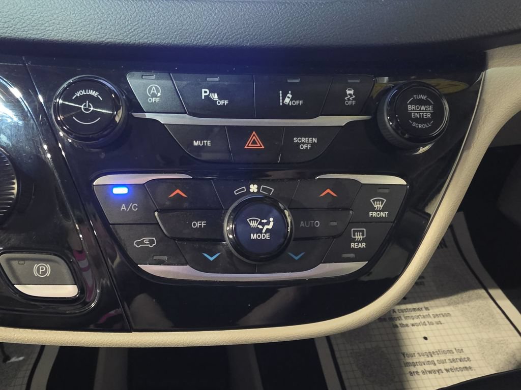 Used 2023 Chrysler Pacifica Touring-L FWD image 16