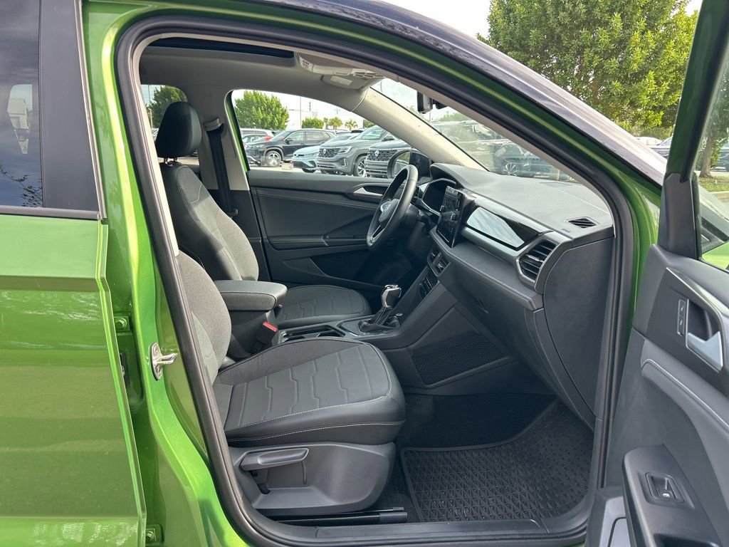 Certified 2025 Volkswagen Taos SE image 40