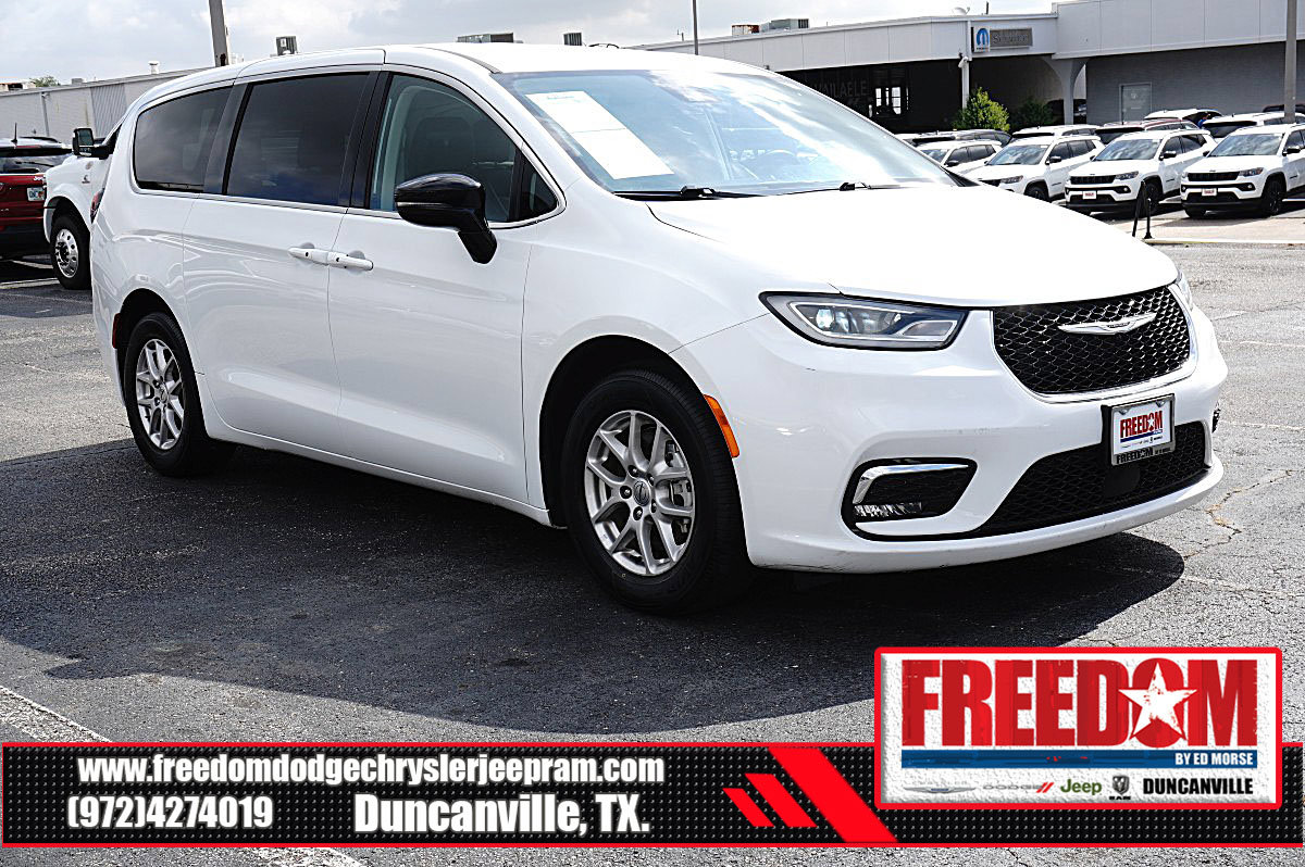 Used 2024 Chrysler Pacifica Touring-L FWD image 7