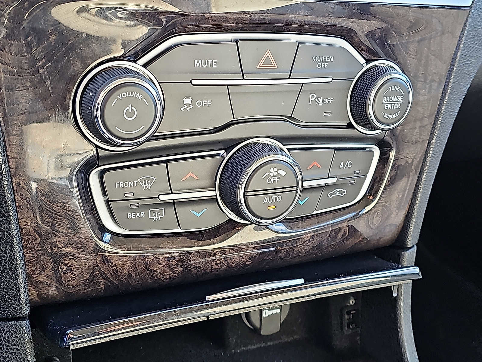 Used 2023 Chrysler 300 Touring L w/ Comfort Group image 17