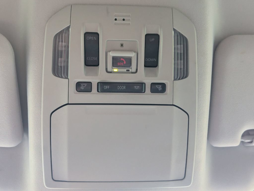 Used 2021 Toyota Highlander XLE FWD image 19