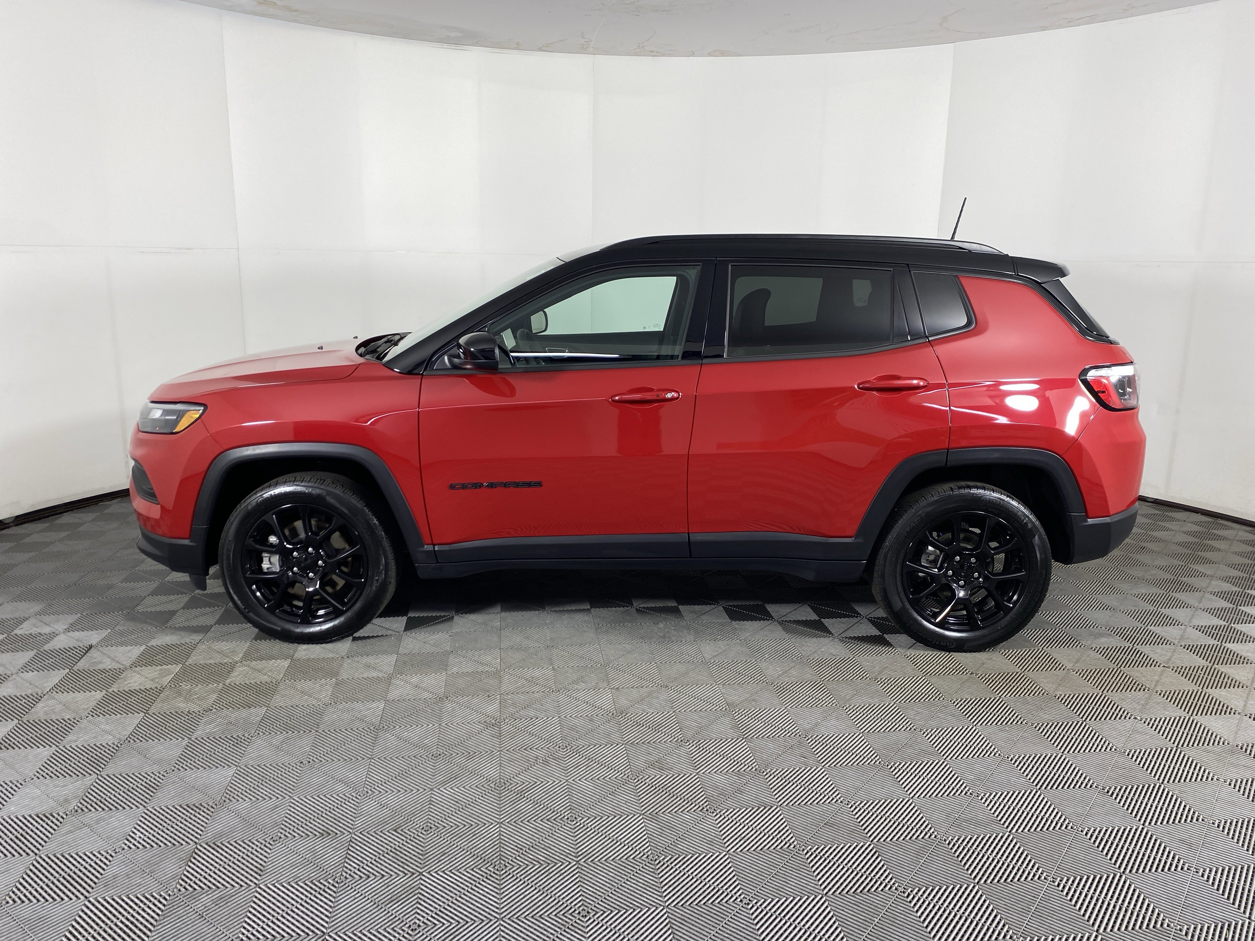 Used 2023 Jeep Compass Latitude w/ Convenience Group AWD/4WD image 10