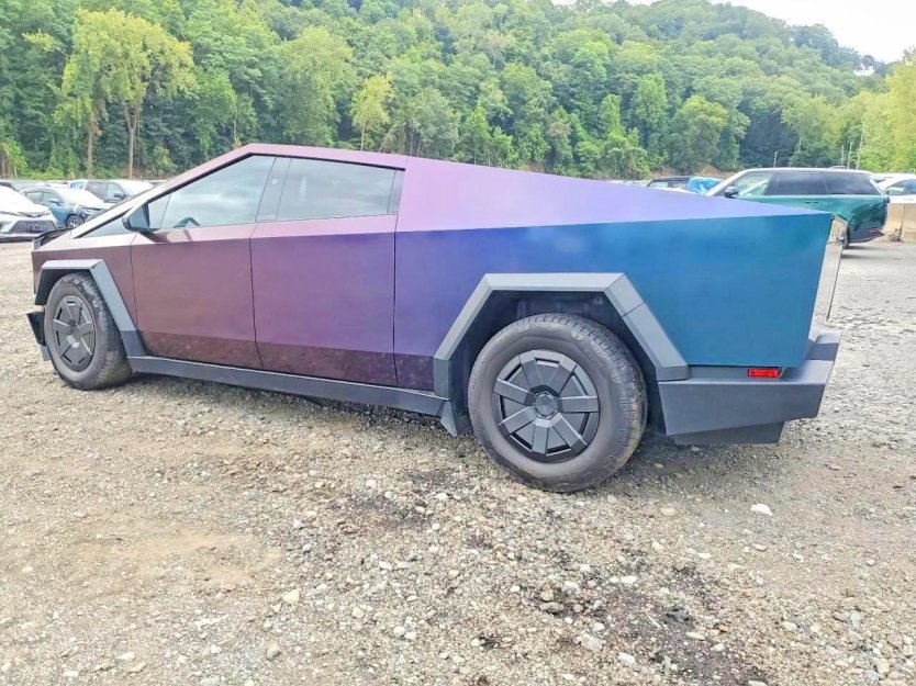 Used 2024 Tesla Cybertruck AWD Crew Cab image 4