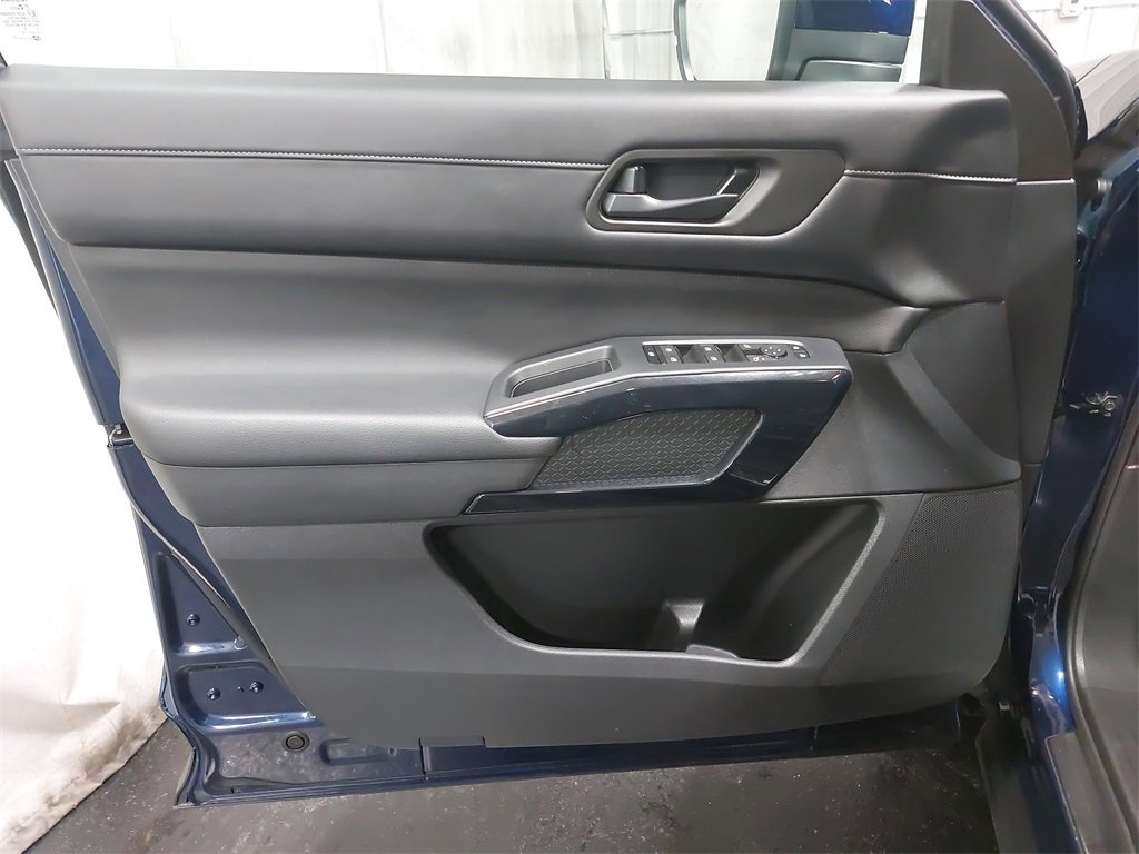 Used 2024 Nissan Pathfinder SV w/ SV Premium Package image 29