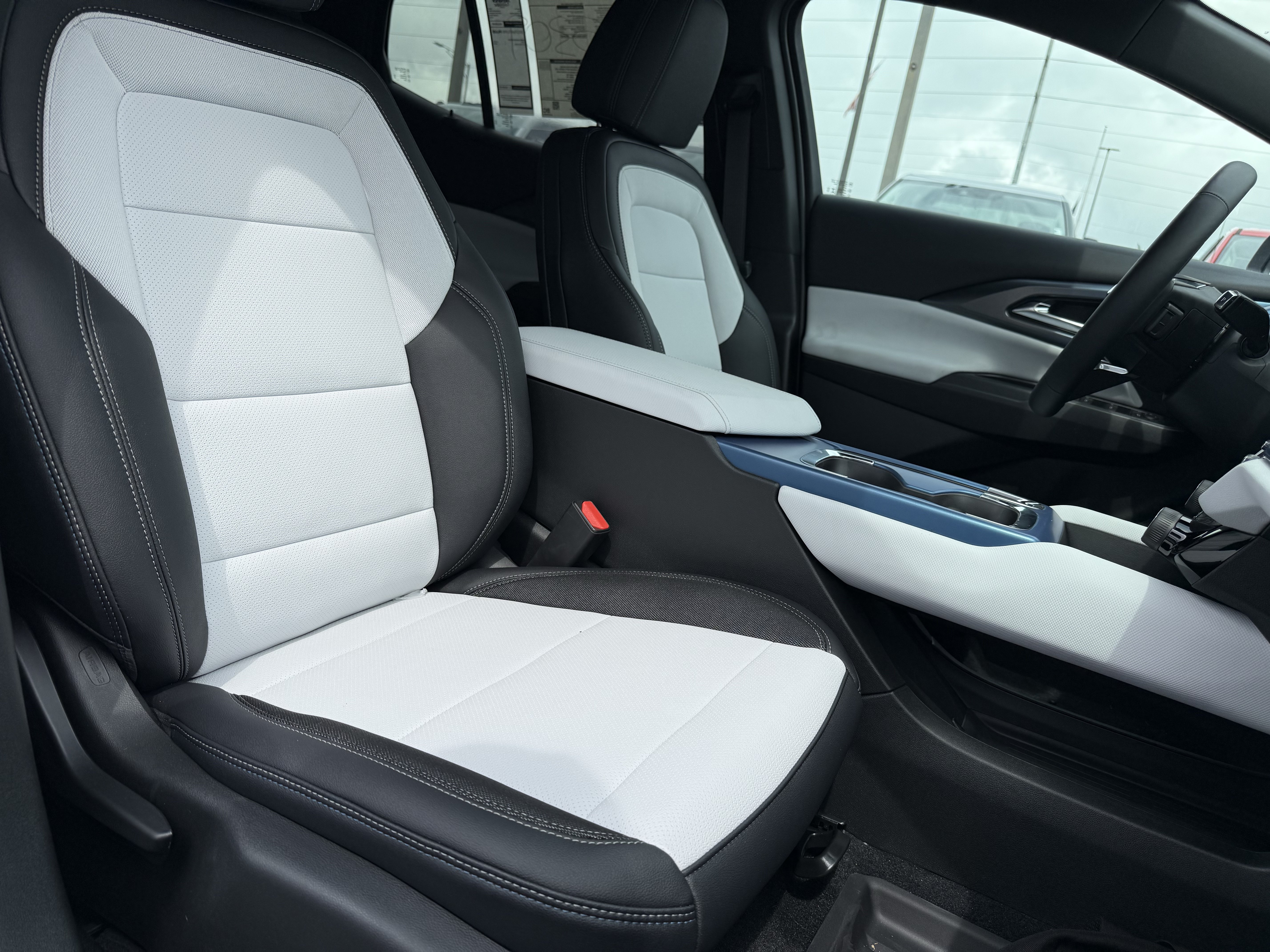 New 2026 Chevrolet Equinox EV LT FWD image 32