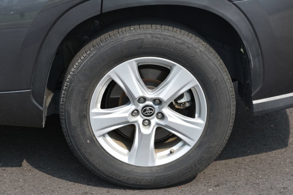 Used 2025 Toyota Highlander LE FWD image 6