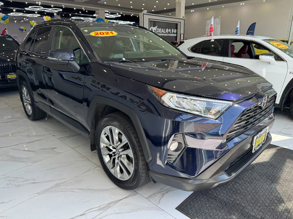 Used 2021 Toyota RAV4 XLE Premium image 3