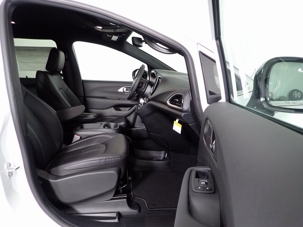 New 2026 Chrysler Pacifica Select image 32
