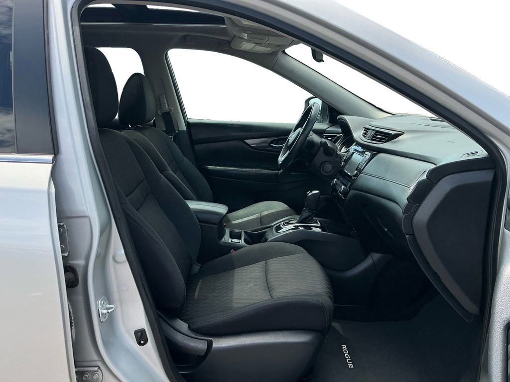 Used 2017 Nissan Rogue SV FWD image 22