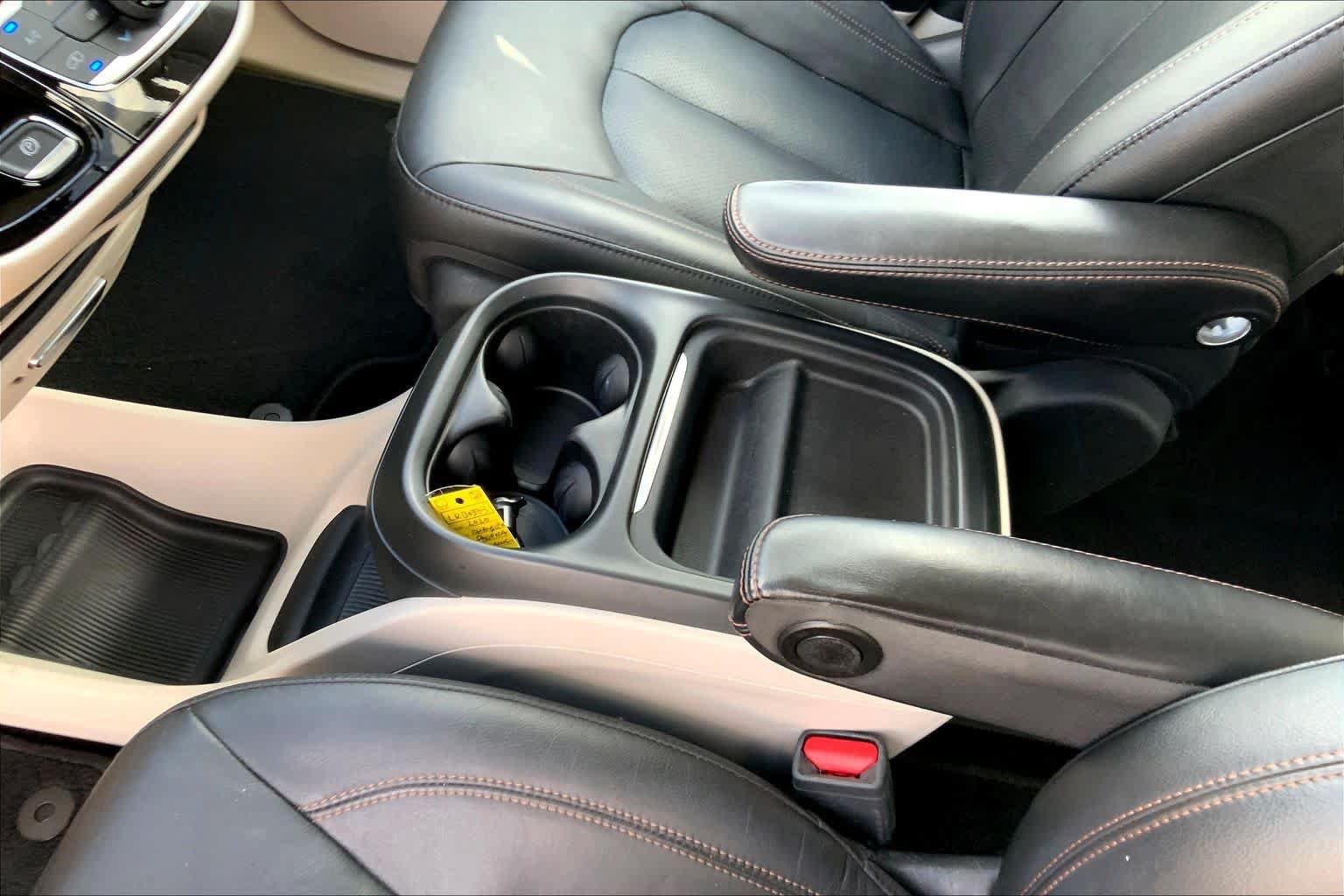 Used 2020 Chrysler Pacifica Touring-L FWD image 16