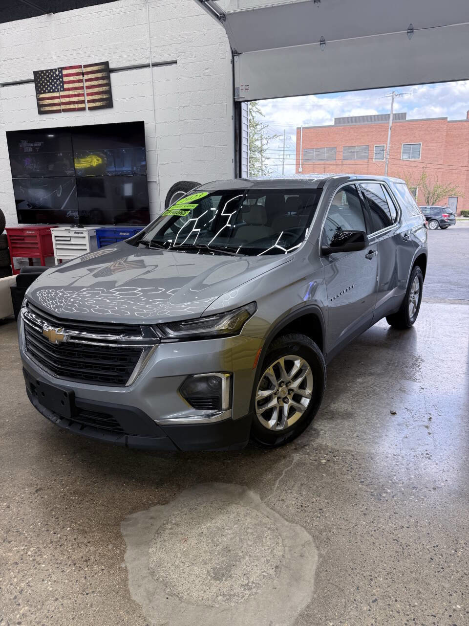 Used 2023 Chevrolet Traverse LS image 1
