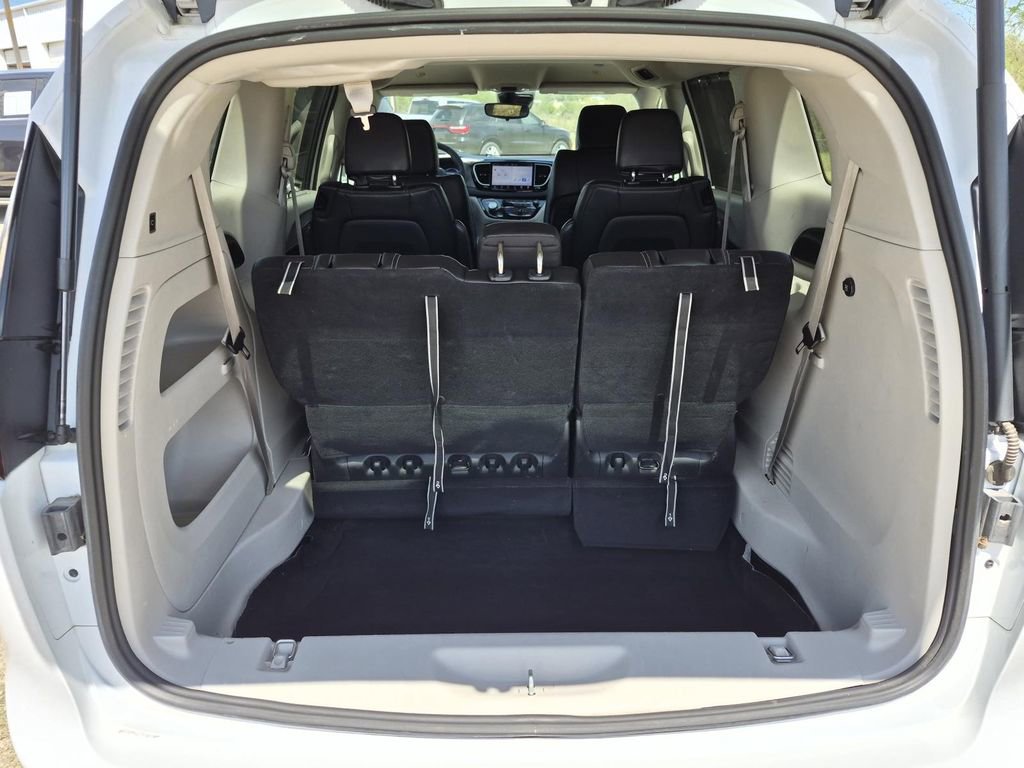Used 2024 Chrysler Pacifica Touring-L FWD image 9