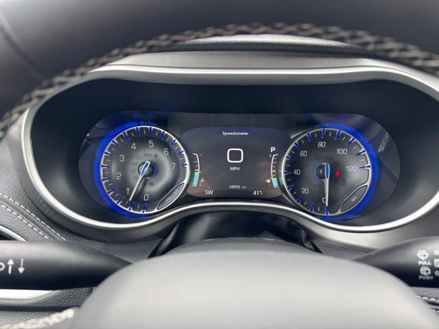 Used 2025 Chrysler Pacifica Select image 12
