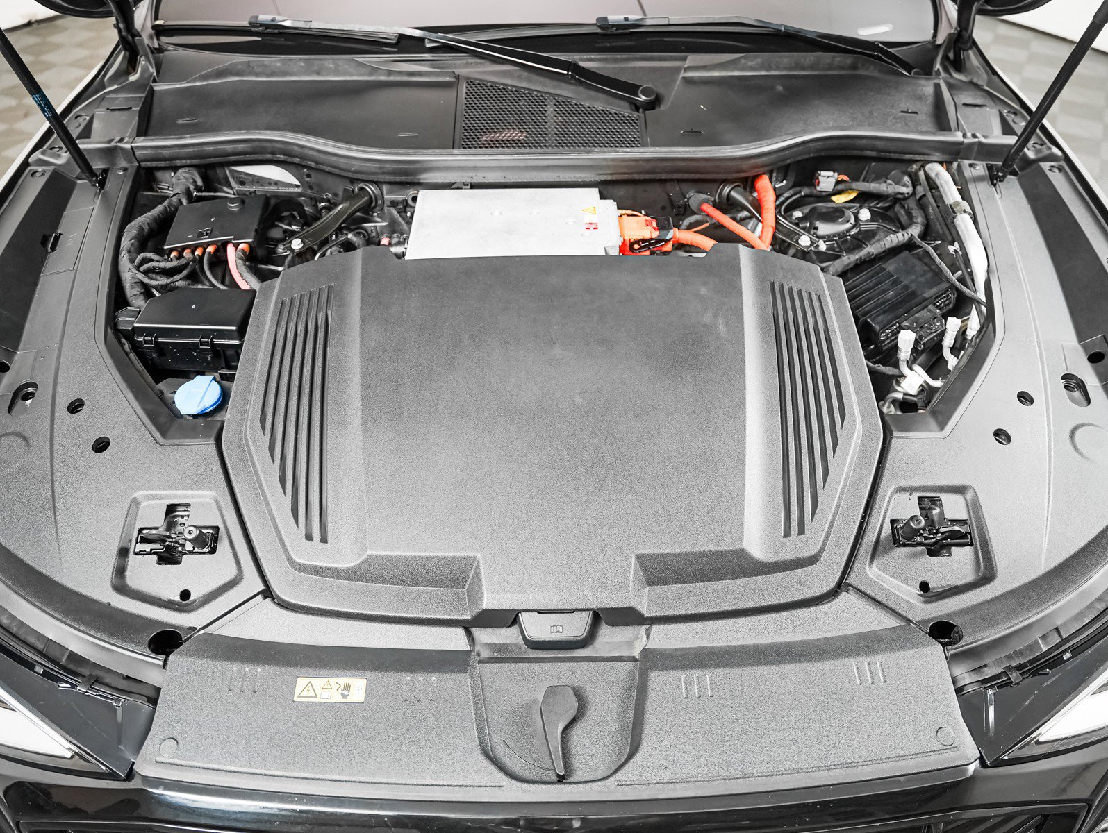 Used 2019 Audi e-tron Prestige w/ Prestige Package AWD/4WD image 4