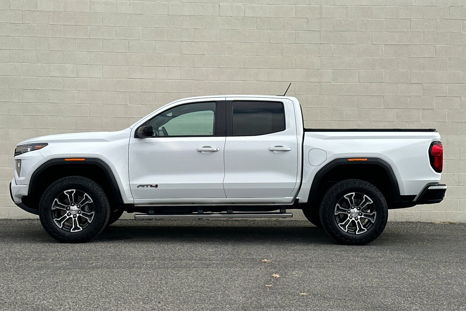 Certified 2023 GMC Canyon AT4 w/ AT4 Premium Package AWD/4WD image 7