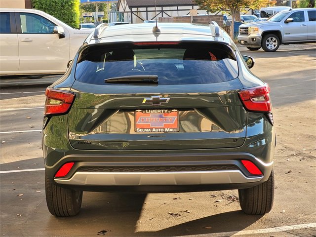 Used 2025 Chevrolet Trax LT w/ LPO, Blackout Package image 6