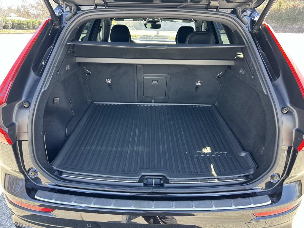 Used 2022 Volvo XC60 B6 R-Design image 14