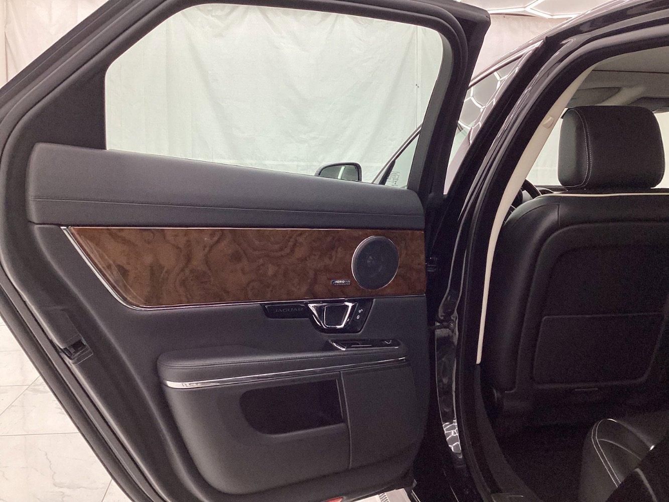 Used 2018 Jaguar XJ R-Sport image 28