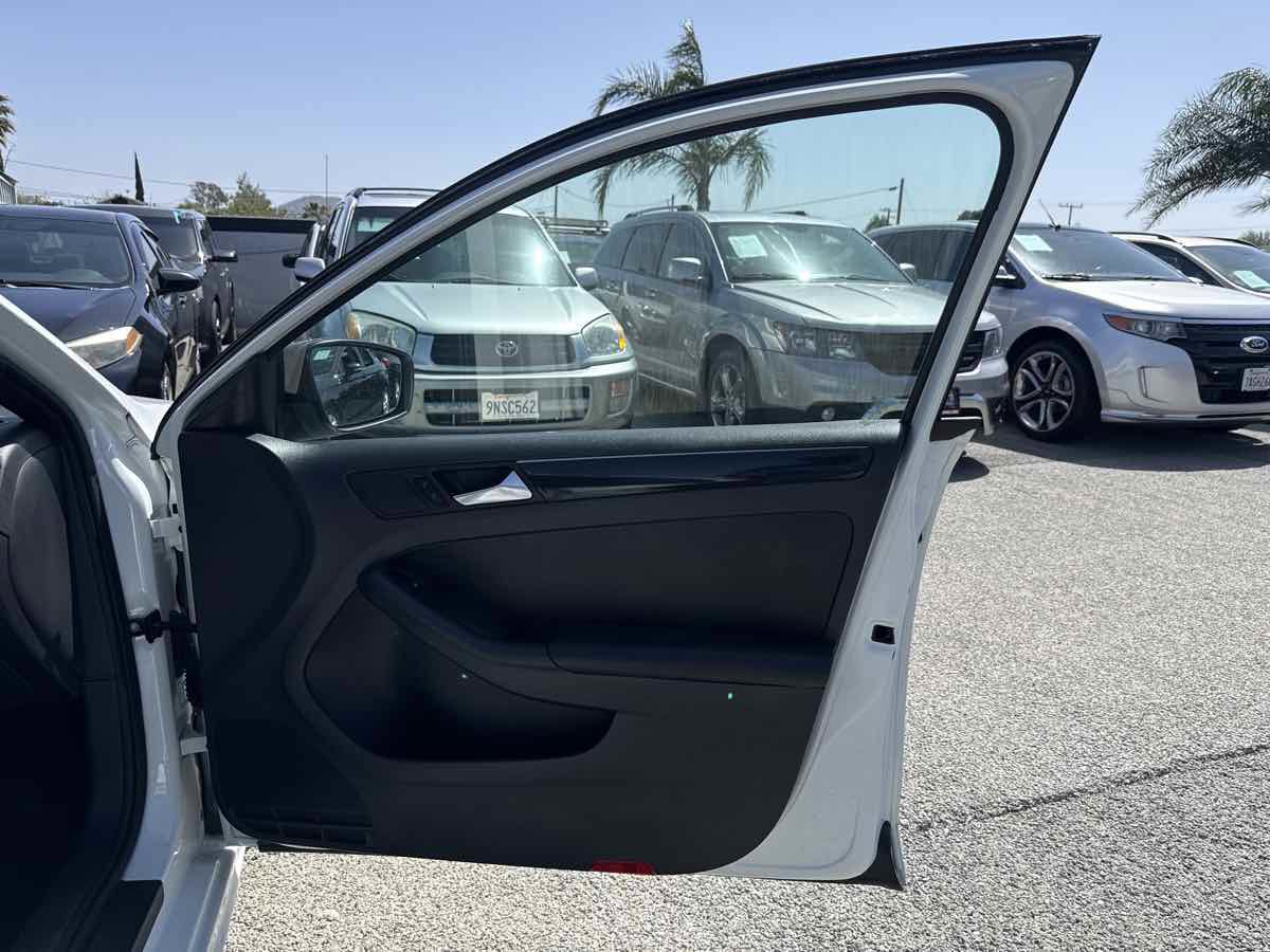 Used 2015 Volkswagen Jetta Sport FWD image 15