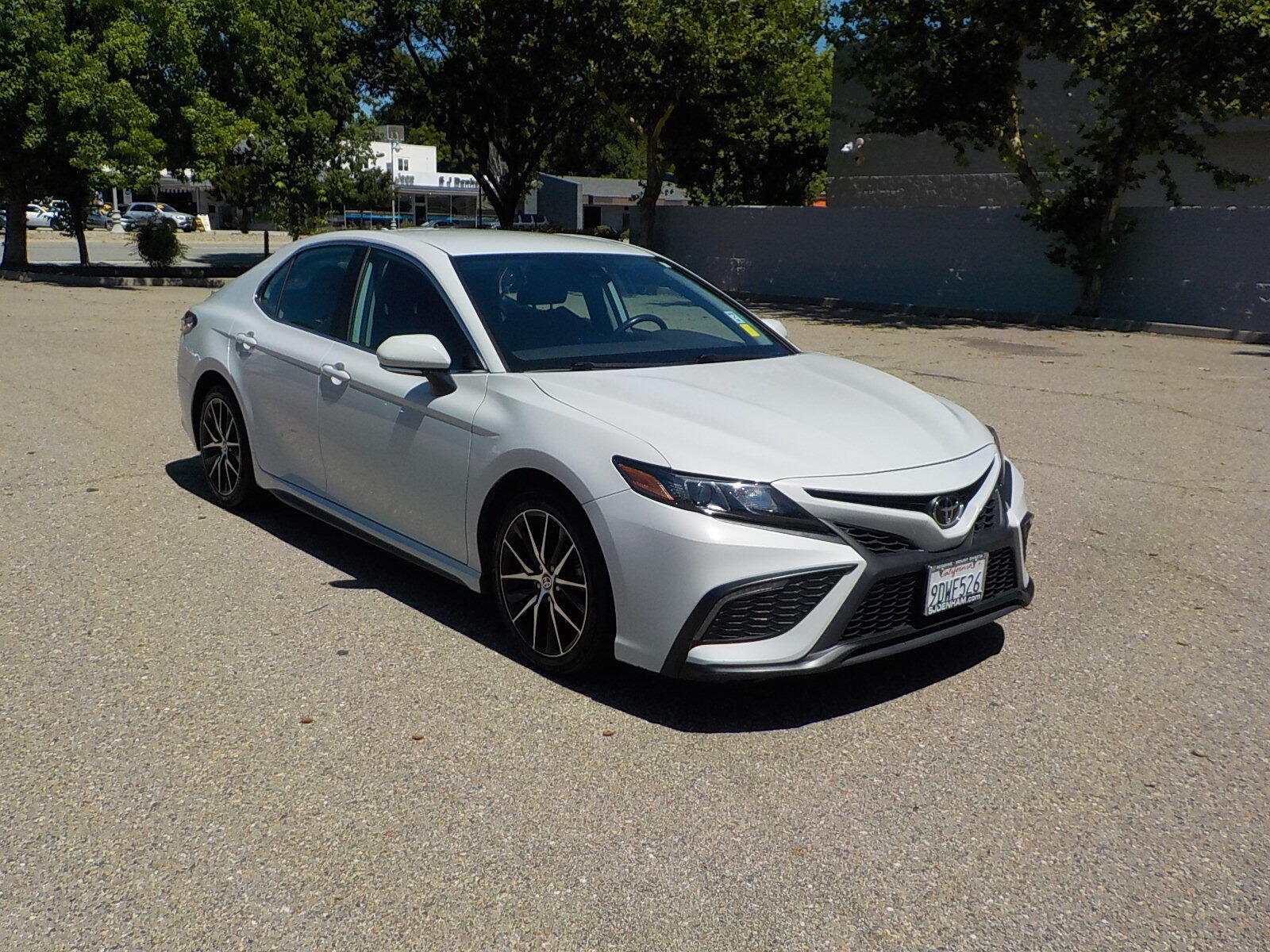 Used 2023 Toyota Camry SE FWD image 3