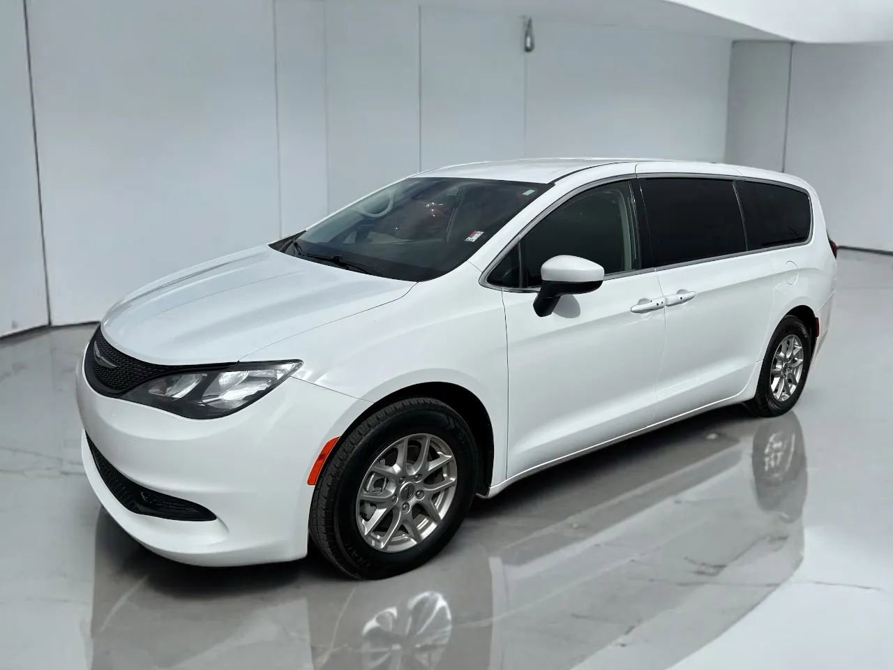 Used 2023 Chrysler Voyager LX image 25
