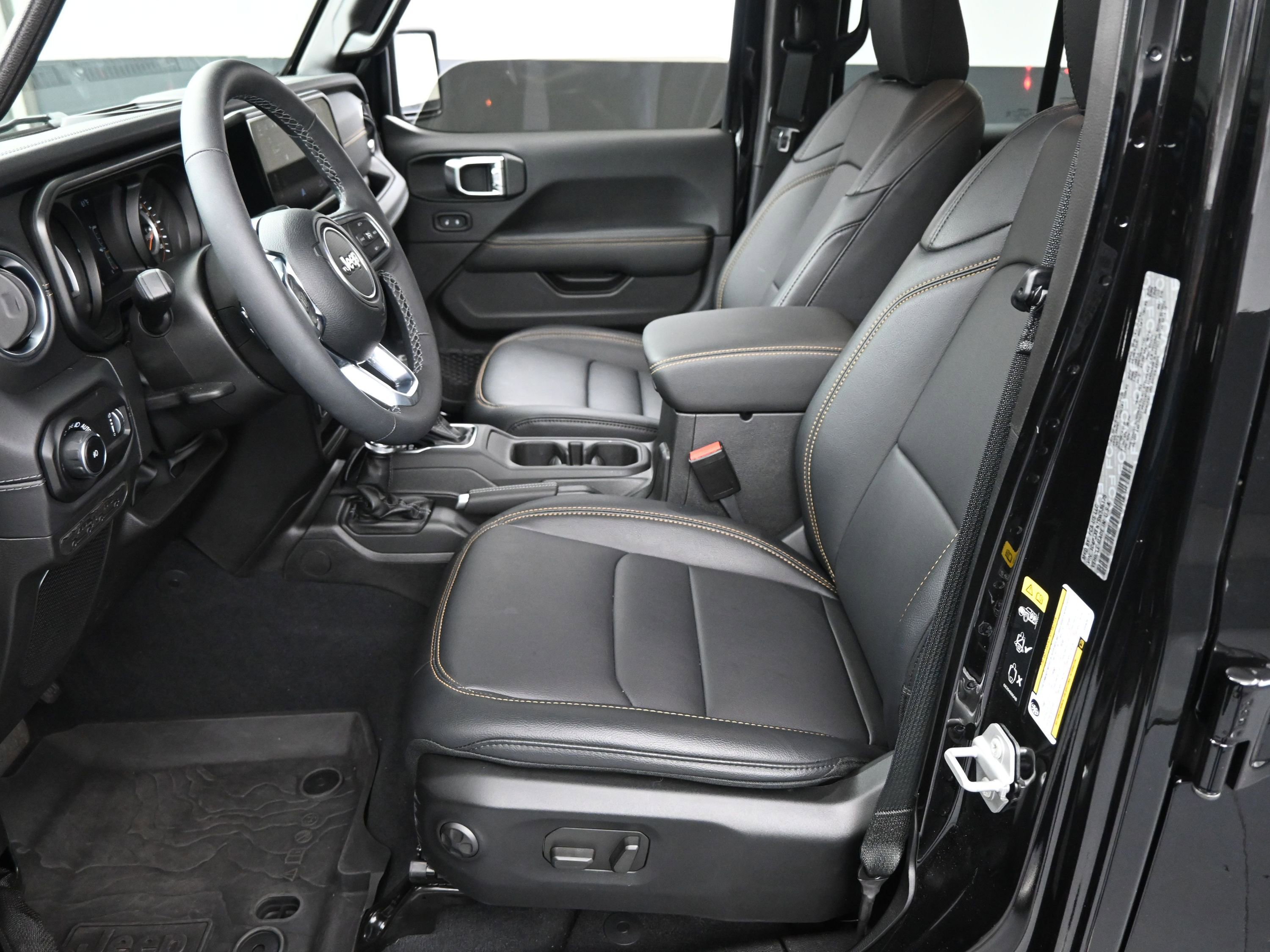 Used 2025 Jeep Wrangler Sahara image 5