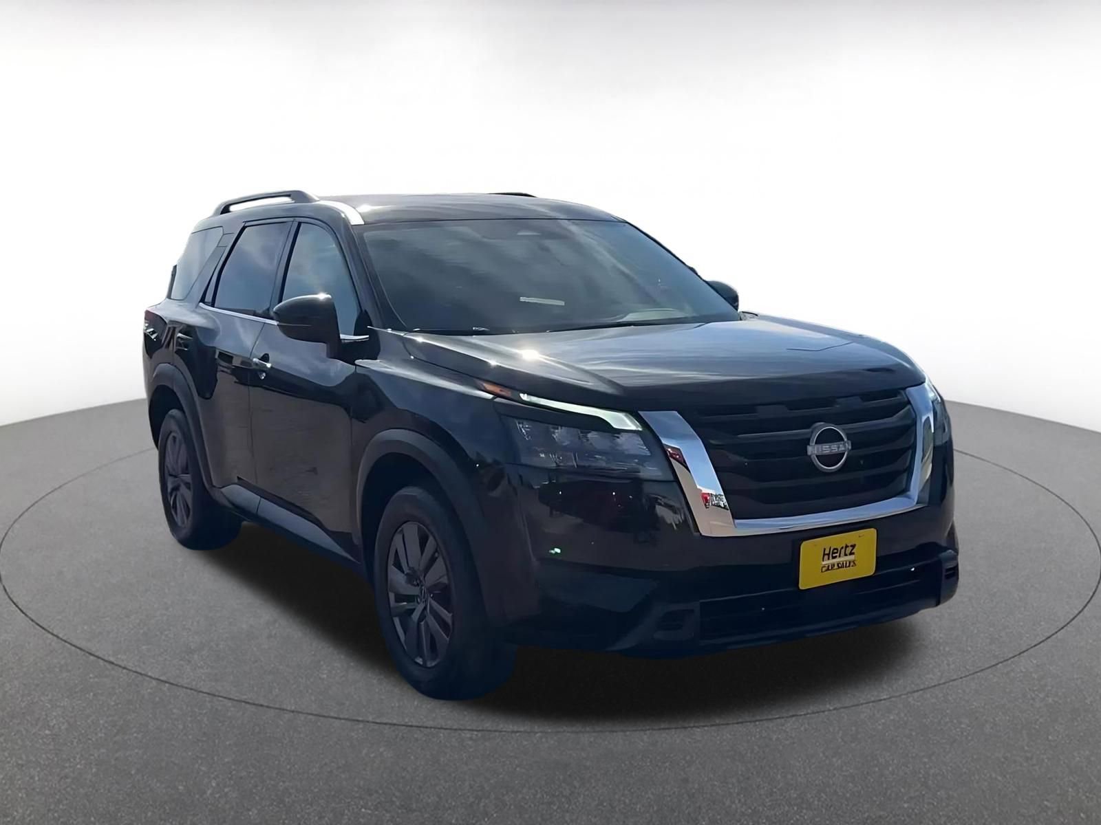 Used 2025 Nissan Pathfinder SV image 3