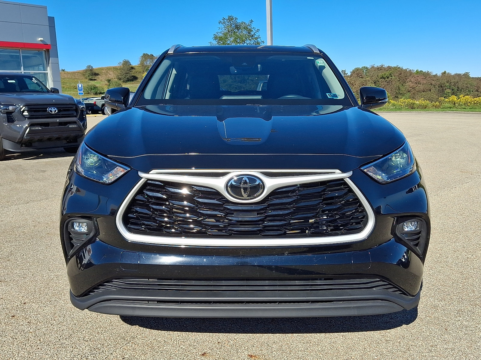 Used 2026 Toyota Highlander XLE AWD/4WD image 2