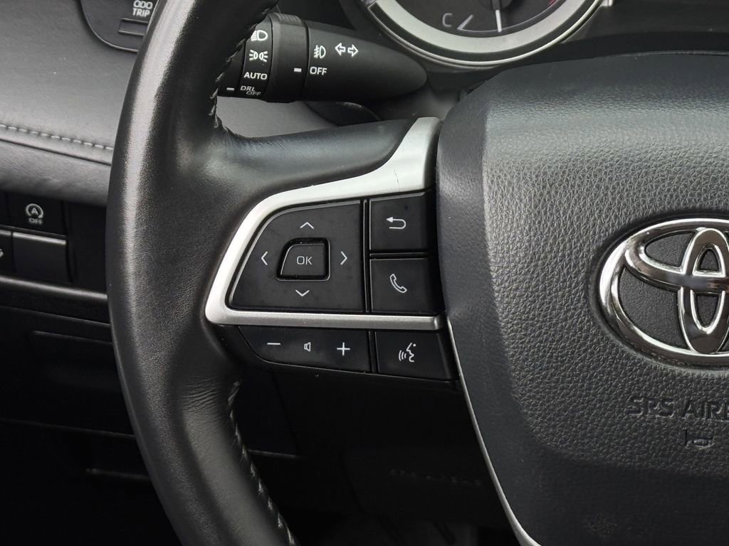 Used 2024 Toyota Highlander LE AWD/4WD image 14