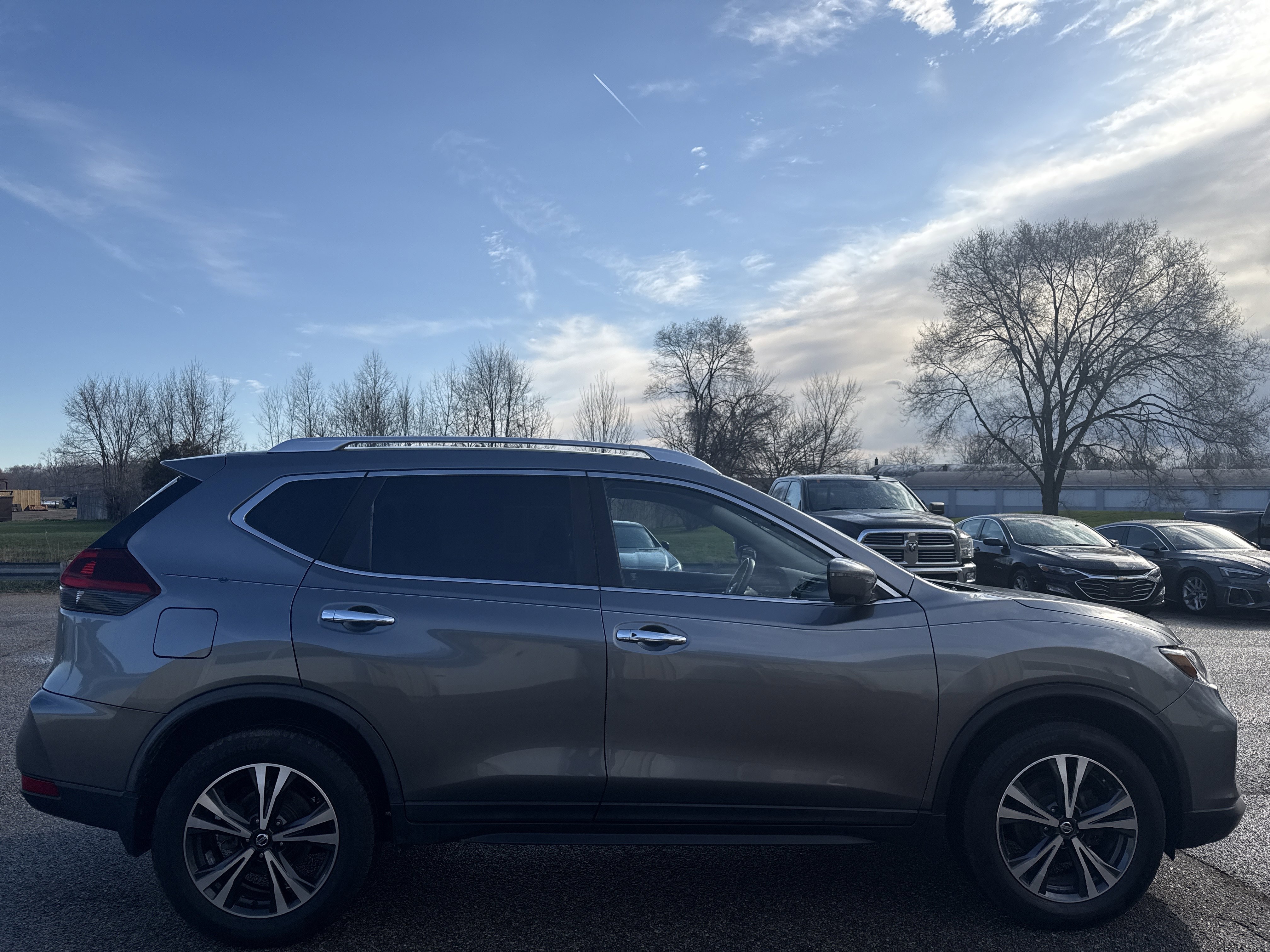 Used 2019 Nissan Rogue SV w/ Premium Package image 2