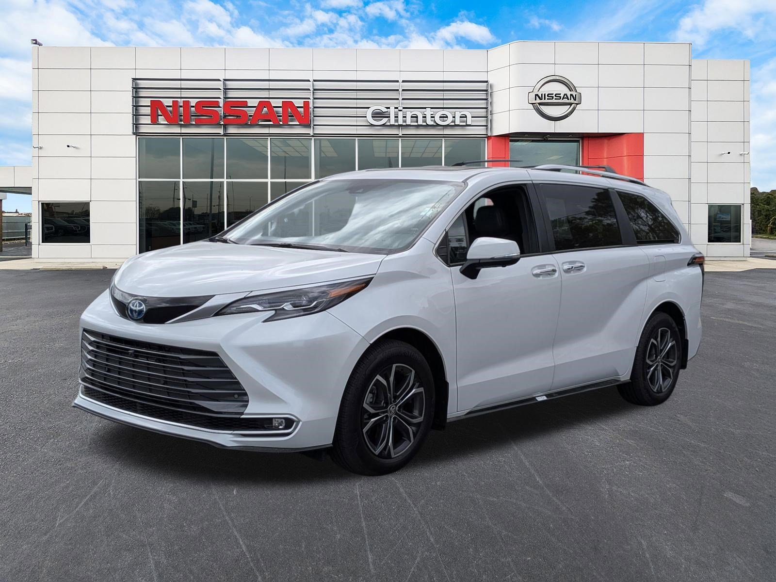 Used 2025 Toyota Sienna Platinum AWD/4WD image 7
