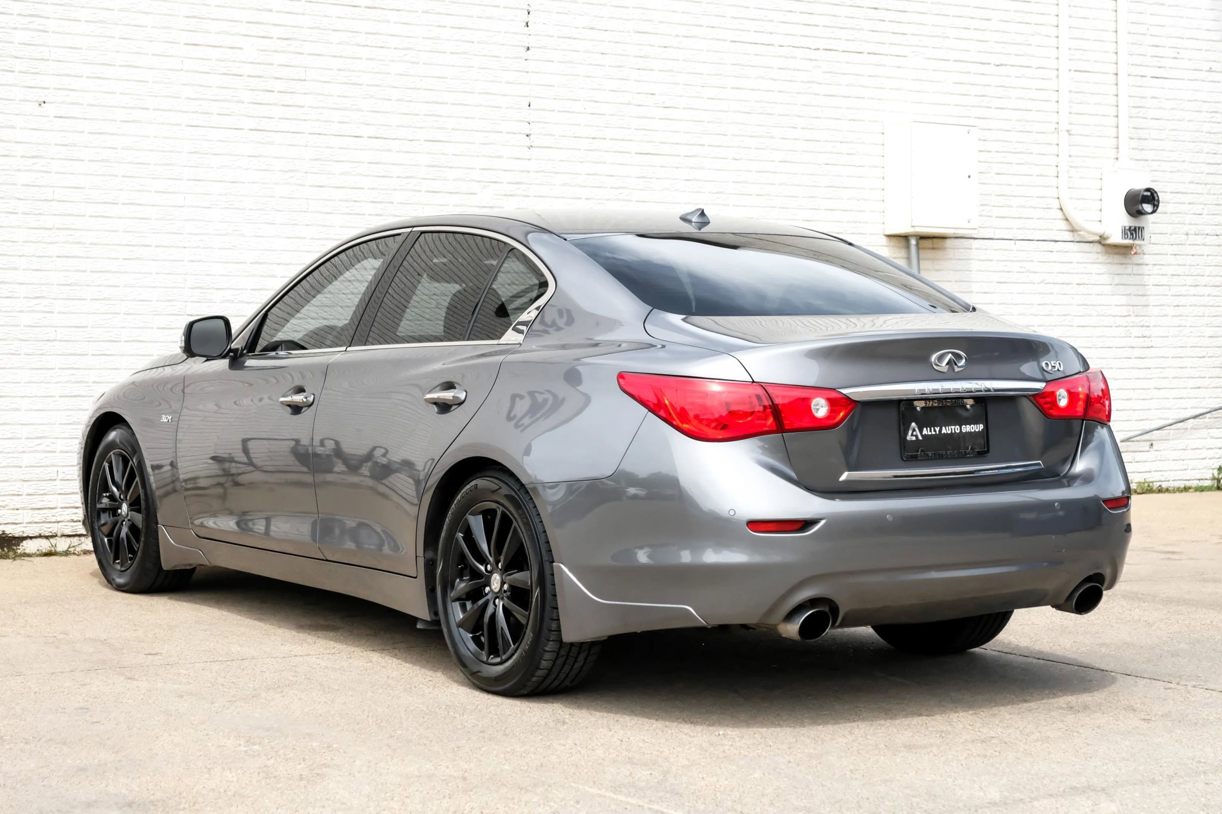 Used 2017 INFINITI Q50 3.0t Premium w/ Driver Assistance Package image 9