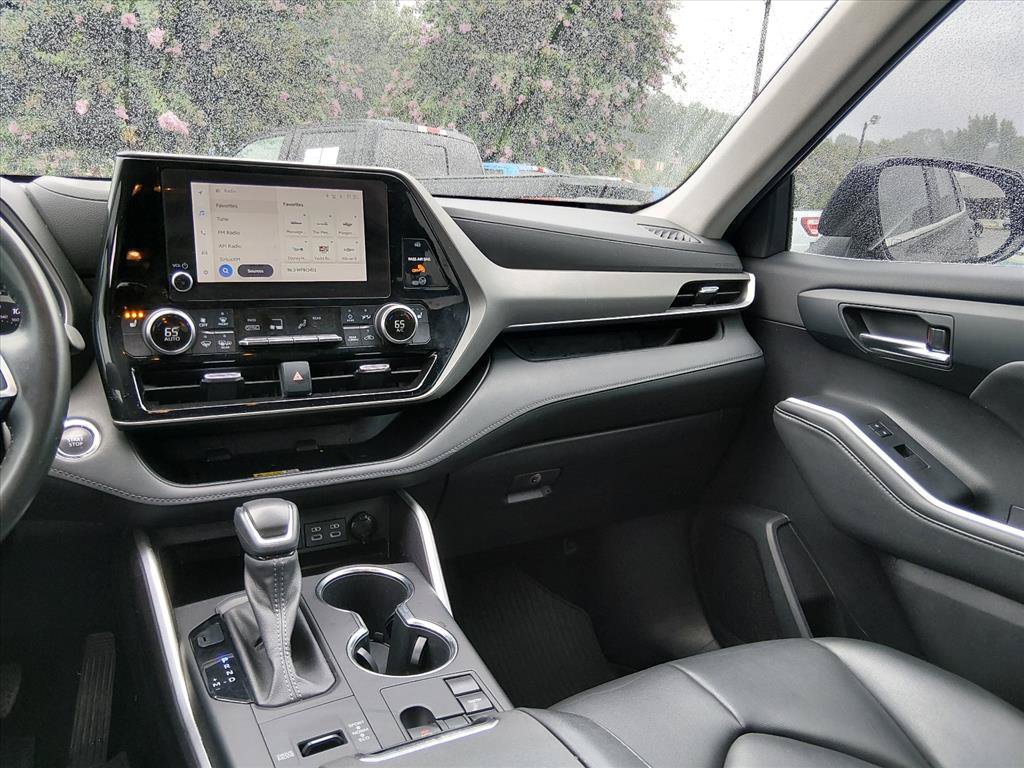 Used 2023 Toyota Highlander XLE FWD image 12