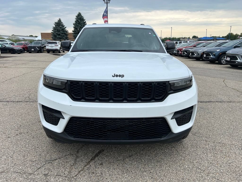 Used 2024 Jeep Grand Cherokee Altitude RWD image 4