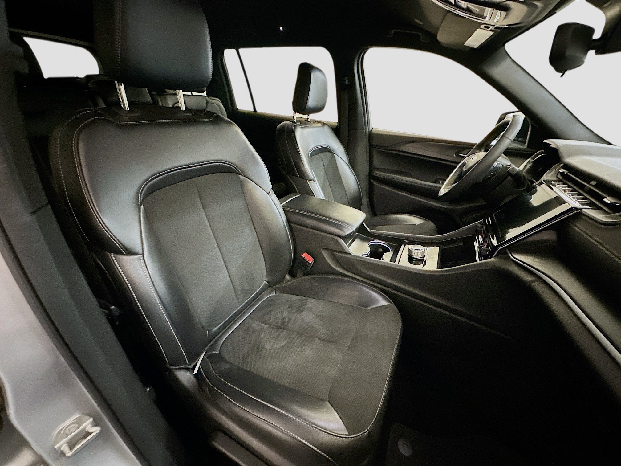 Used 2024 Jeep Grand Cherokee L Laredo image 33