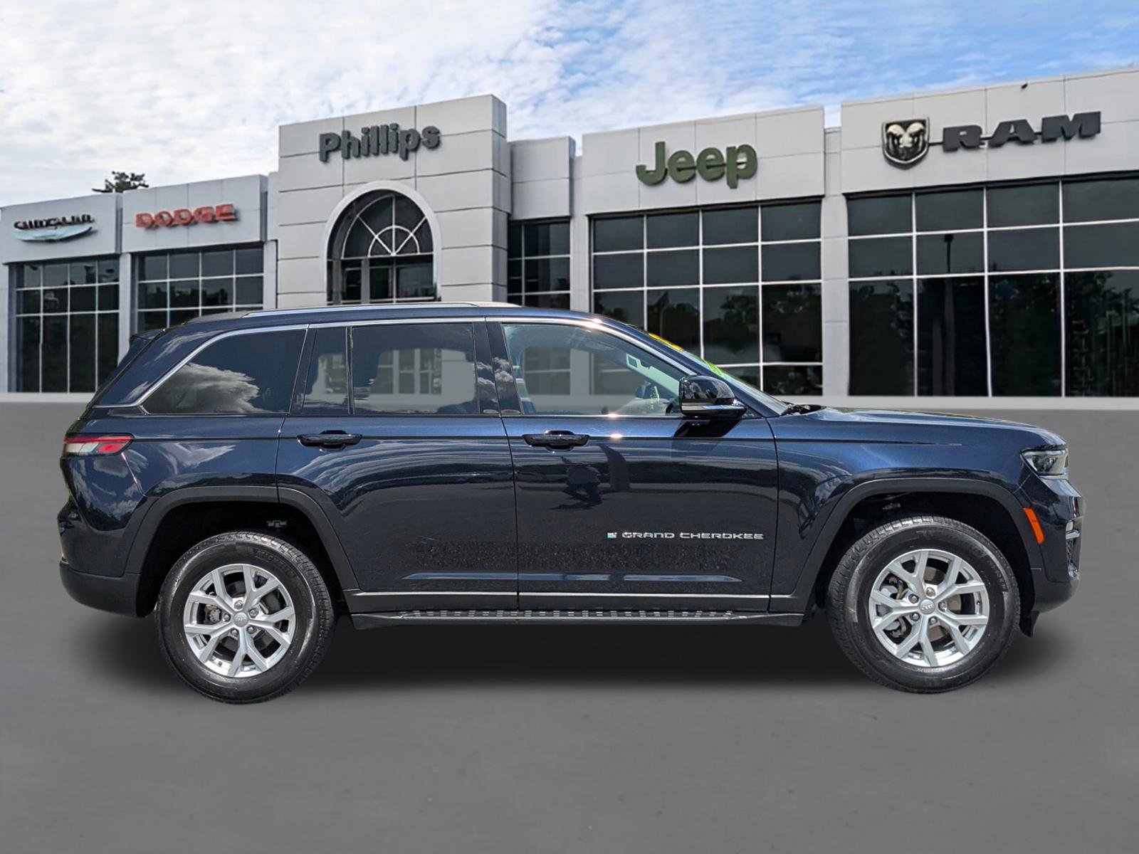 Used 2023 Jeep Grand Cherokee Limited image 2