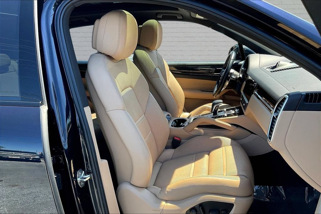 Used 2022 Porsche Cayenne AWD/4WD image 29