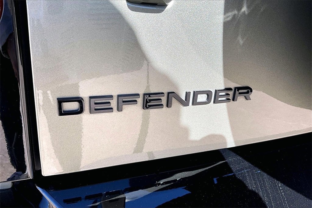 Certified 2025 Land Rover Defender 110 X-Dynamic SE image 32