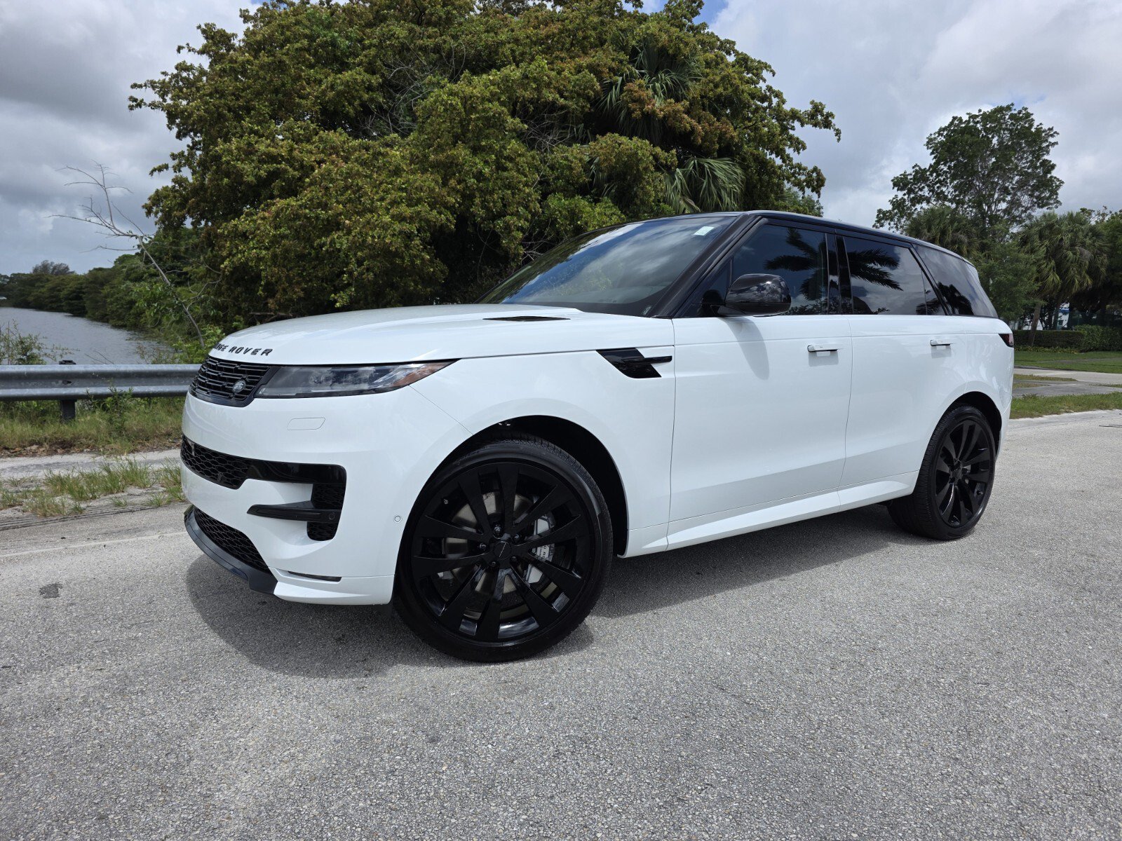 New 2026 Land Rover Range Rover Sport Dynamic SE AWD/4WD image 1